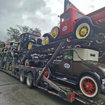 Recuperan en Tecamachalco remolque con autos clásicos robados en la Puebla-Orizaba