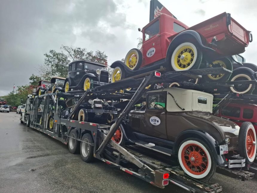 Recuperan en Tecamachalco remolque con autos clásicos robados en la Puebla-Orizaba