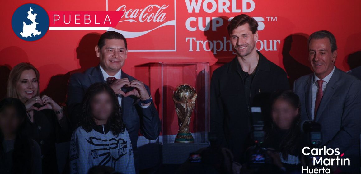 Puebla recibe el trofeo de la Copa del Mundo 2026
