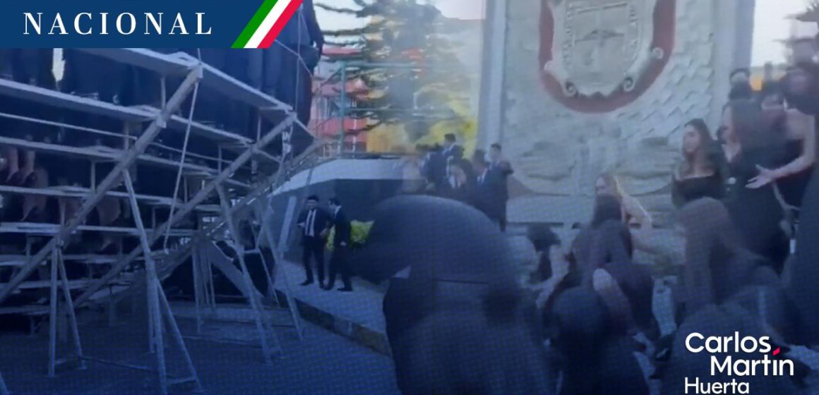Colapsa estructura durante toma de fotografía en la Universidad Veracruzana; hay 18 lesionados