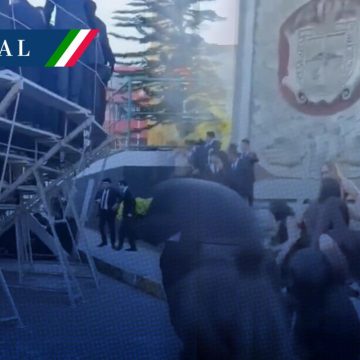 Universidad Veracruzana - estudiantes heridos Colapsa estructura durante toma de fotografía en la Universidad Veracruzana; hay 18 lesionados