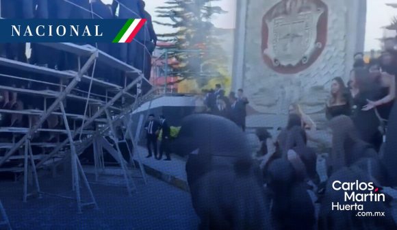 Colapsa estructura durante toma de fotografía en la Universidad Veracruzana; hay 18 lesionados