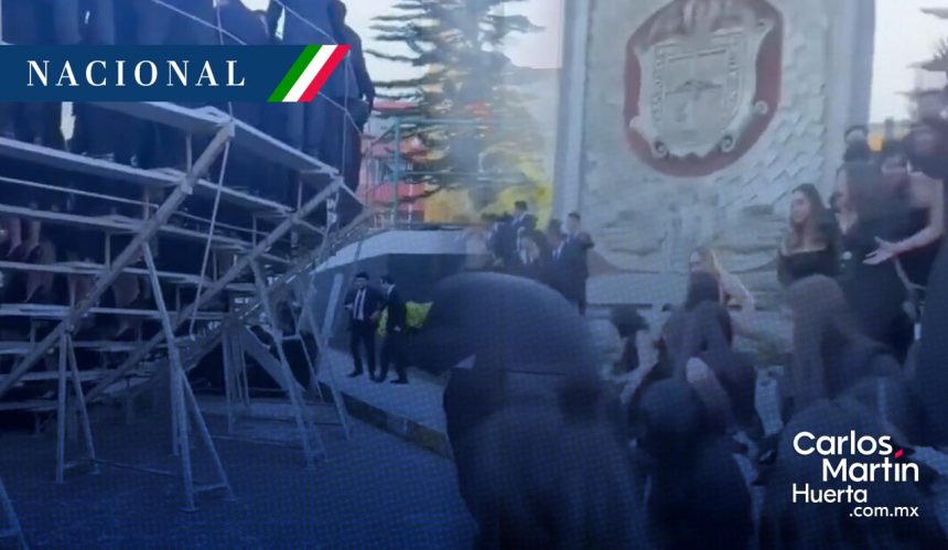 Colapsa estructura durante toma de fotografía en la Universidad Veracruzana; hay 18 lesionados