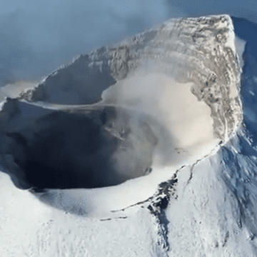Realizan sobrevuelo con dron al volcán Popocatépetl para evaluar condiciones del cráter