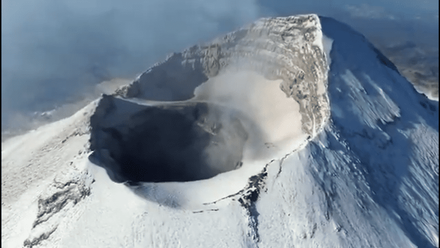 Realizan sobrevuelo con dron al volcán Popocatépetl para evaluar condiciones del cráter