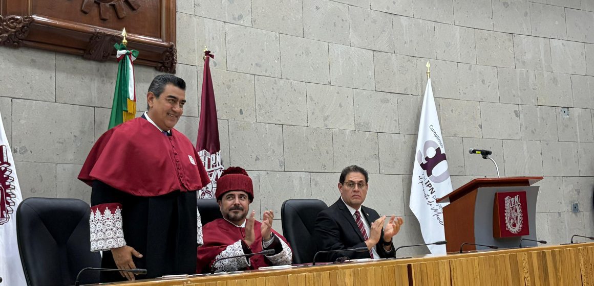 Recibe Sergio Salomón Céspedes Peregrina Doctorado Honoris