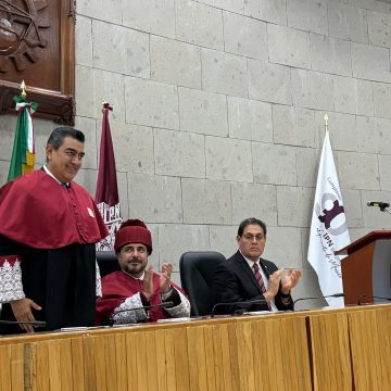 Recibe Sergio Salomón Céspedes Peregrina Doctorado Honoris