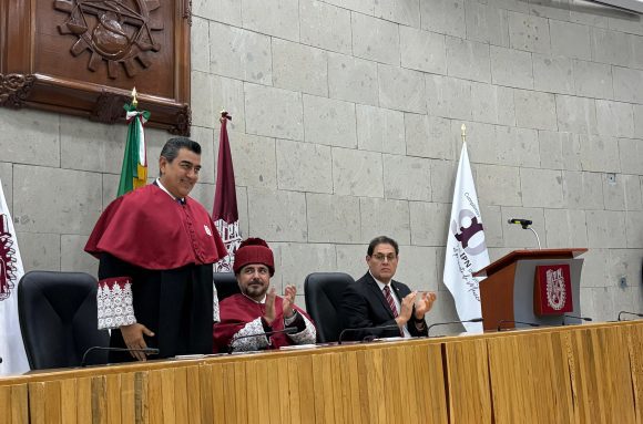 WhatsApp Image 2026-03-01 at 6.17.09 PM Recibe Sergio Salomón Céspedes Peregrina Doctorado Honoris