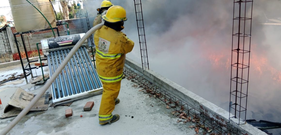 Controlan incendio en depósito de plásticos en San Matías Cocoyotla, San Pedro Cholula