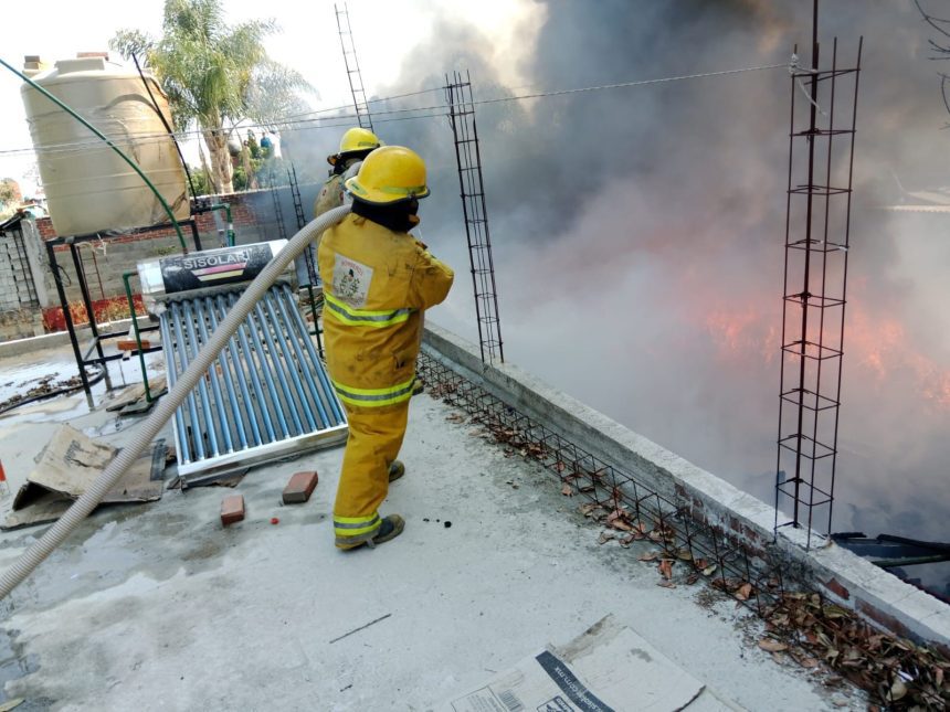 Controlan incendio en depósito de plásticos en San Matías Cocoyotla, San Pedro Cholula