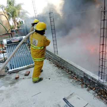 Controlan incendio en depósito de plásticos en San Matías Cocoyotla, San Pedro Cholula