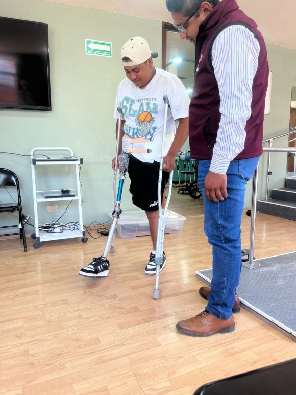 Diego y Don Ranulfo reciben sus prótesis en Huejotzingo