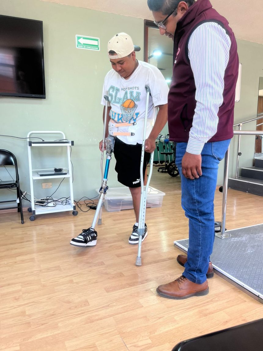 Diego y Don Ranulfo reciben sus prótesis en Huejotzingo