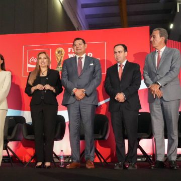 Armenta y Chedraui presentan la FIFA World Cup Trophy Tour 2026 en Puebla Capital