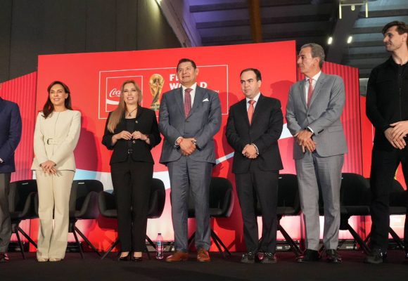 Armenta y Chedraui presentan la FIFA World Cup Trophy Tour 2026 en Puebla Capital