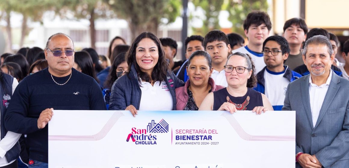 Lupita Cuautle fortalece la educación en San Andrés Cholula con entrega de apoyos económicos