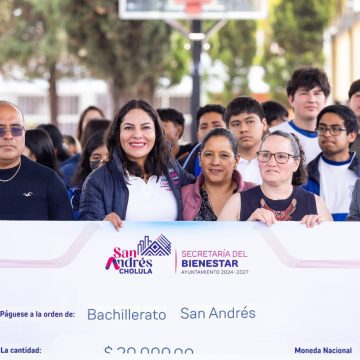 Lupita Cuautle fortalece la educación en San Andrés Cholula con entrega de apoyos económicos