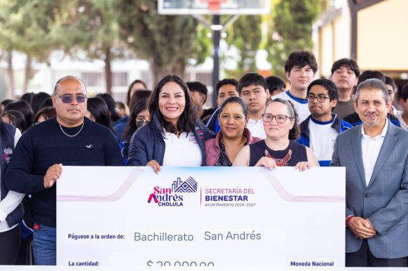 Lupita Cuautle fortalece la educación en San Andrés Cholula con entrega de apoyos económicos