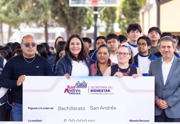 Lupita Cuautle fortalece la educación en San Andrés Cholula con entrega de apoyos económicos