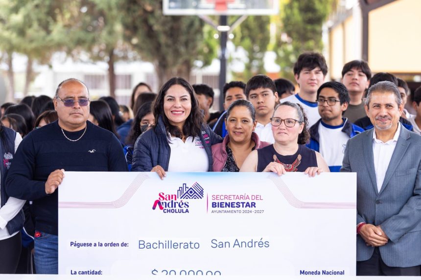 Lupita Cuautle fortalece la educación en San Andrés Cholula con entrega de apoyos económicos