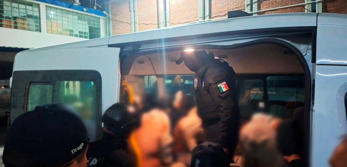 Trasladan a 15 internos del penal de Puebla a Tepexi; aseguran objetos prohibidos en operativo conjunto