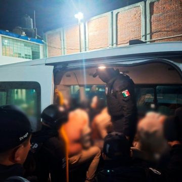 WhatsApp Image 2026-03-26 at 4.06.54 PM Trasladan a 15 internos del penal de Puebla a Tepexi; aseguran objetos prohibidos en operativo conjunto