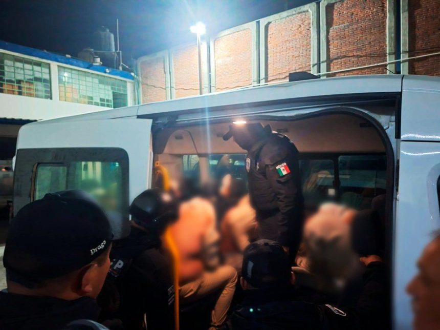 Trasladan a 15 internos del penal de Puebla a Tepexi; aseguran objetos prohibidos en operativo conjunto