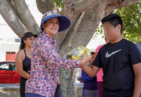 Diputada Ana Tepole impulsa el deporte y respalda a la niñez de Tehuacán con entrega de uniformes