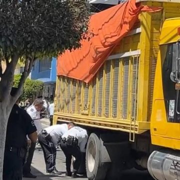 Motociclista pierde una pierna tras ser embestido por camión de carga en Tehuacán