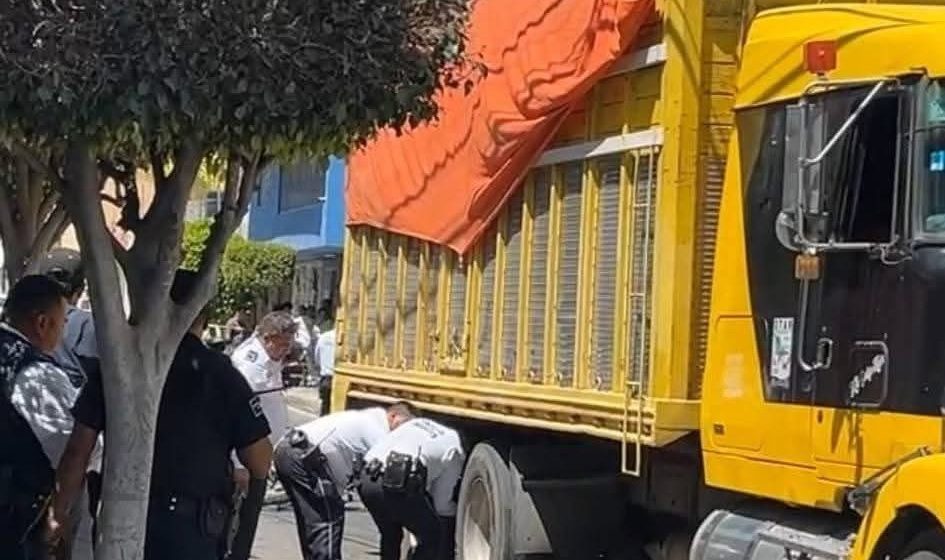 Motociclista pierde una pierna tras ser embestido por camión de carga en Tehuacán