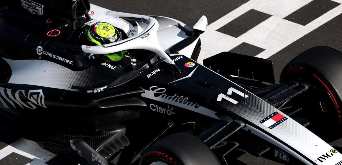 Checo Pérez finaliza 15 en el GP de China tras una accidentada carrera en Shanghái