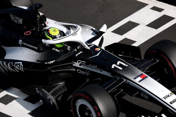Checo Pérez finaliza 15 en el GP de China tras una accidentada carrera en Shanghái
