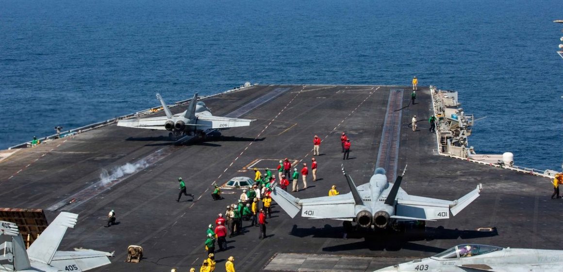 Irán asegura impacto de misiles contra el portaviones Abraham Lincoln; Estados Unidos lo niega