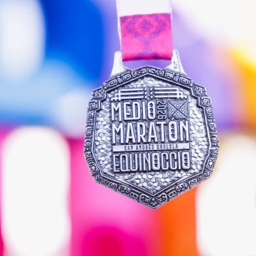 Presentan playera y medalla del Medio Maratón San Andrés Cholula, Equinoccio 2026