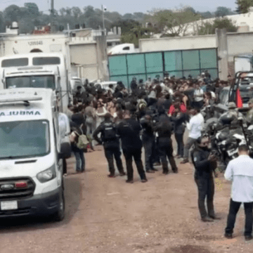 Rescatan a 229 migrantes hacinados en tráiler en Xalapa, Veracruz