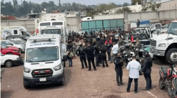 Rescatan a 229 migrantes hacinados en tráiler en Xalapa, Veracruz