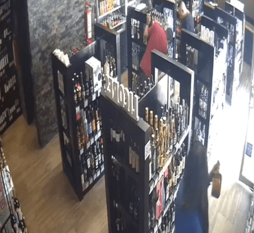 ¡Se las llevaron sin pagar! Captan a pareja robando botellas en Prissa Zavaleta