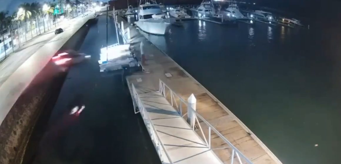 Camioneta cae al mar en el Club de Yates de Veracruz