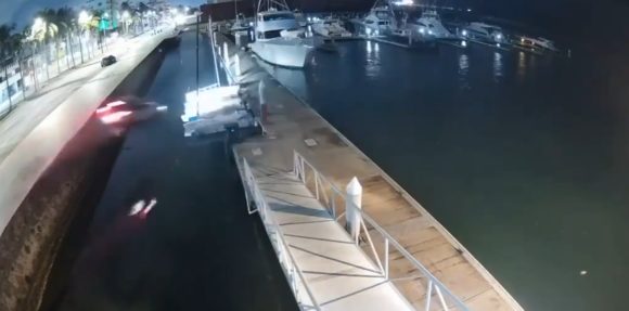 Camioneta cae al mar en el Club de Yates de Veracruz