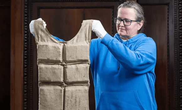 Subastan chaleco salvavidas del Titanic por más de 900 mil dólares