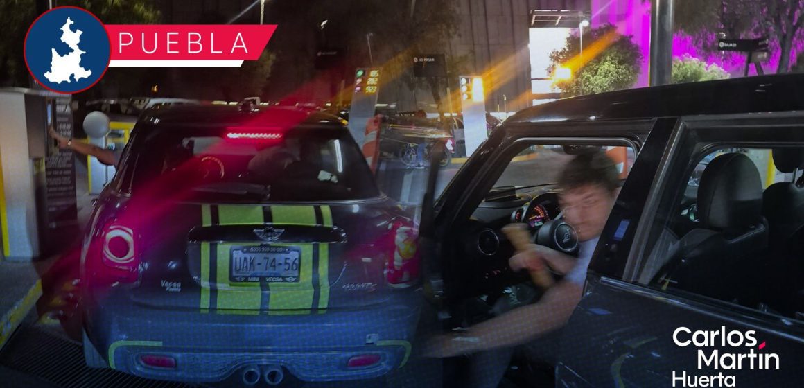 Conductor de Mini Cooper golpea camioneta de familia en Parque Puebla