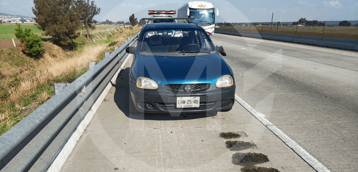 Hallan cuerpo encobijado en la autopista Puebla-Orizaba a la altura de Acajete