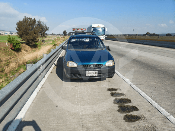Hallan cuerpo encobijado en la autopista Puebla-Orizaba a la altura de Acajete