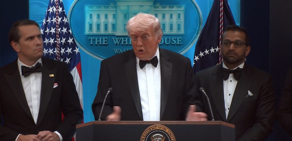 “Un hombre embistió el control de seguridad con múltiples armas”: Trump