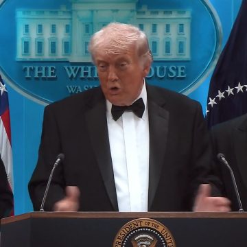 “Un hombre embistió el control de seguridad con múltiples armas”: Trump
