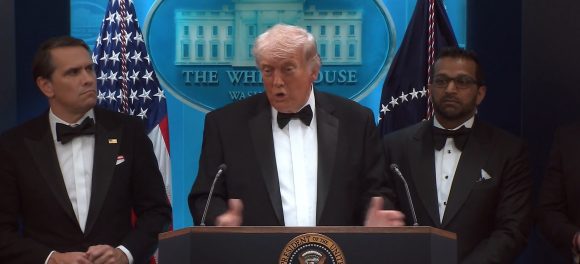 “Un hombre embistió el control de seguridad con múltiples armas”: Trump