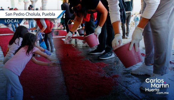 Elaboran alfombra monumental en San Pedro Cholula por Semana Santa