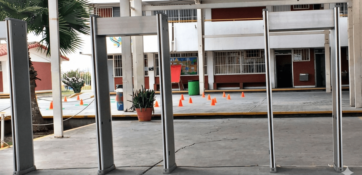 Gobierno de Puebla analiza instalar arcos detectores de metales en escuelas