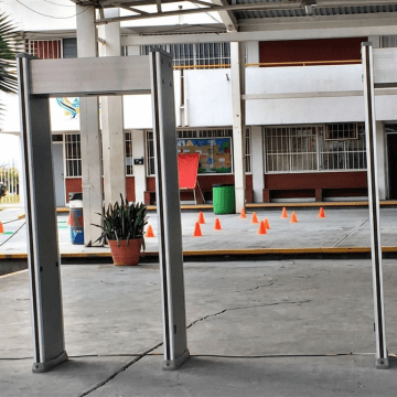 Gobierno de Puebla analiza instalar arcos detectores de metales en escuelas