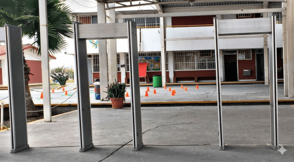 Gobierno de Puebla analiza instalar arcos detectores de metales en escuelas